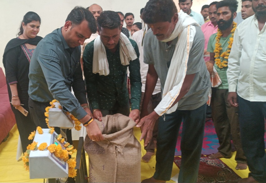जिले में प्रारंभ हुआ मूंग उपार्जन का कार्य, कलेक्टर सोमेश मिश्रा ने किसानों के साथ तौल कांटों का पूजन कर किया उपार्जन का शुभारंभ