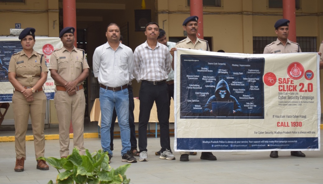 मप्र पुलिस द्वारा चलाए जा रहे ‘SAFE CLICK 2.0’ अभियान के तहत समेरिटंस हायर सेकंडरी स्कूल में सायबर जागरूकता का शपथ कार्यक्रम