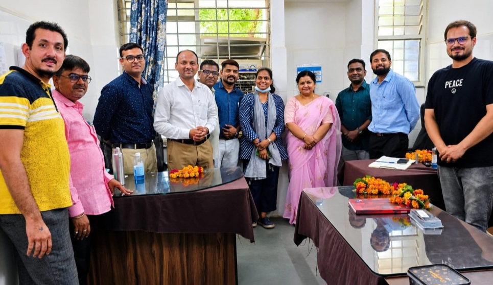 डॉक्टर केवल इलाज करने वाले पेशेवर नहीं बल्कि कठिन समय में समाज की सबसे मजबूत उम्मीद भी होते हैं