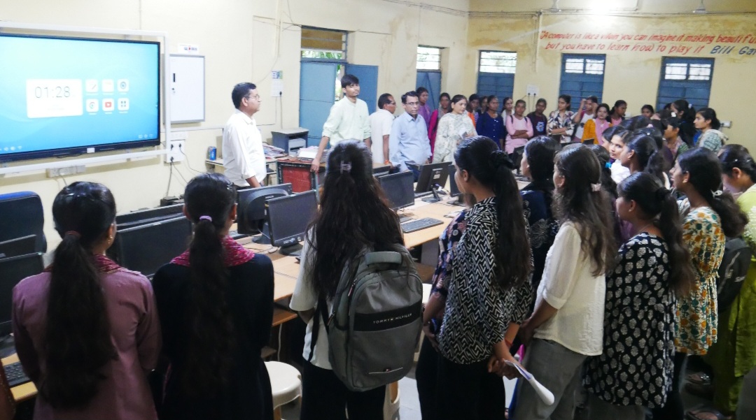 कुसुम महाविद्यालय में दीक्षारंभ प्रेरण कार्यक्रम का आयोजन