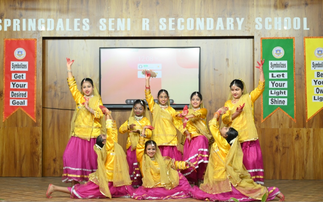 स्प्रिंगडेल्स सीनियर सेकेंण्डरी स्कूल में विद्यार्थी कैबिनेट का शपथ ग्रहण समारोह आयोजित हुआ