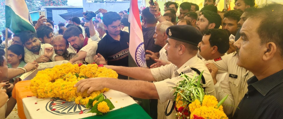 अमर शहीद हवलदार संतोष जाट को सैन्य एवं राजकीय सम्मान के साथ अंतिम विदाई, कलेक्टर सोमेश मिश्रा ने वीर सपूत को किया नमन, शोक संतप्त परिवार के प्रति व्यक्त की गहरी संवेदनाएं