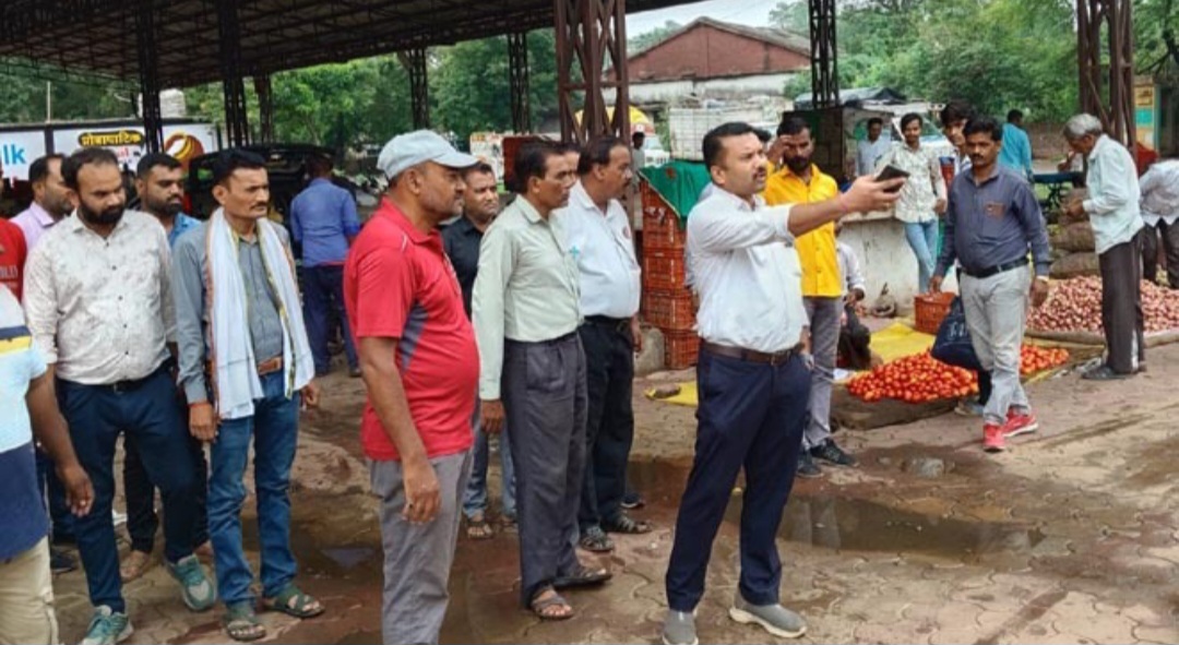 रविवारीय हाट व्यवस्थित करने उतरे अधिकारी, मार्ग अवरूद्ध करने वालों पर जुर्माने और जब्ती के दिए निर्देश