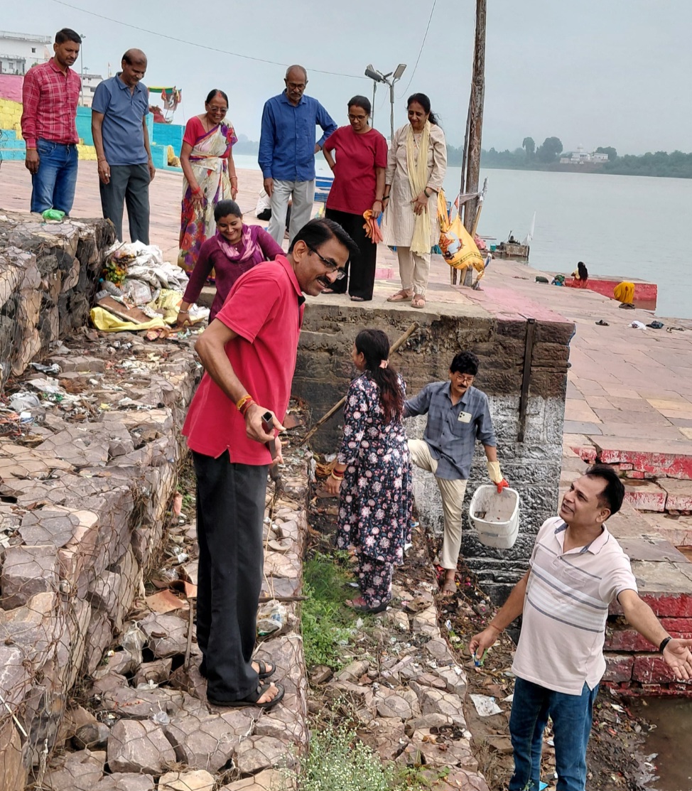 चित्रगुप्त घाट पर कायस्थ समाज ने चलाया स्वच्छता अभियान, नर्मदा तट को स्वच्छ रखने का लिया संकल्प