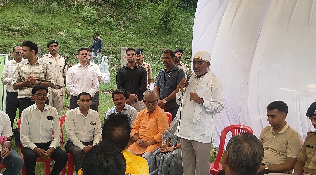 सामान्य वनमंडल नर्मदापुरम ने वन महोत्सव के तहत नर्मदा किनारे घाट पर किया वृहद पौधारोपण