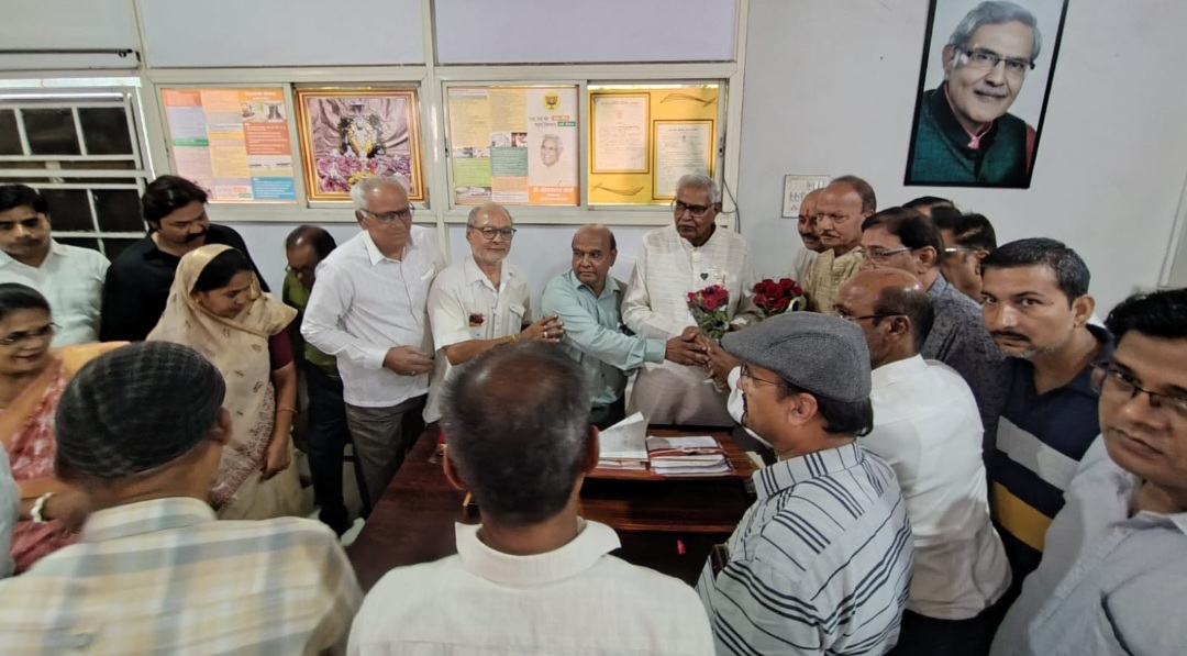 हैहय छत्रिय कल्चुरी (कलार) समाज, इटारसी कार्यकारिणी के समस्त नव-निर्वाचित पदाधिकारी एवं सदस्य गणों नें पूर्व विधानसभा अध्यक्ष मध्यप्रदेश एवं क्षेत्र के विधायक व सिटी थाना इटारसी के नवागत थाना प्रभारी-टीआई से सौजन्य भेंट की