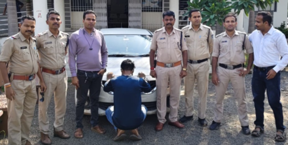 थाना देहात पुलिस एवं आबकारी विभाग द्वारा अवैध शराब कुल 63 लीटर, एक बिना नंबर की बलेनो कार एवं एक रिवाल्वर बिना मैग्जिन की तथा एक चाकू कुल मशरुका 5,41,000/-रूपये का जप्त कर धारा 34(2) आबकारी अधिनियम एवं 25 आर्म्स एक्ट के तहत आदतन आरोपी गिरफ्तार