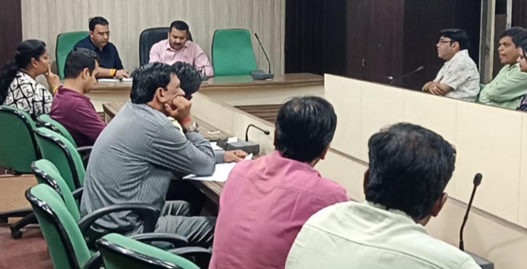 सीएमओ ने की शाखावार कार्यों की समीक्षा, सौंपे गए दात्यिवों का निर्वहन समय सीमा में पूर्ण करें – मुख्य नगरपालिका अधिकारी वैभव देशमुख