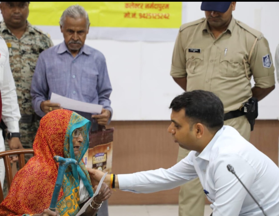 जनसुनवाई में प्राप्त आवेदनों पर अधिकारी तत्परता से करें कार्यवाही – कलेक्टर सोमेश मिश्रा, कलेक्टर ने जनसुनवाई में सुनी नागरिकों की समस्या, 152 आवेदकों की समस्याओं का हुआ समाधान