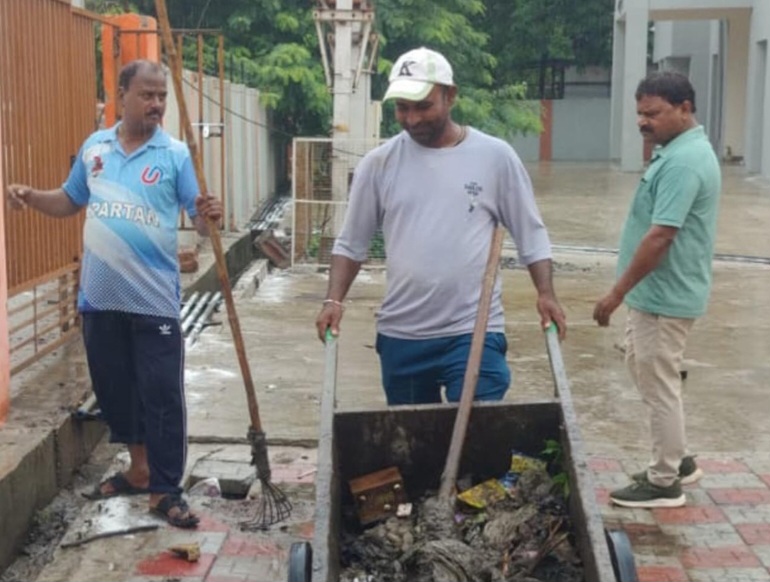 त्यौहारों को लेकर शुरू हुआ नपा का विशेष स्वच्छता अभियान* छात्रावास के पास से हटाया कचरे का ढेर