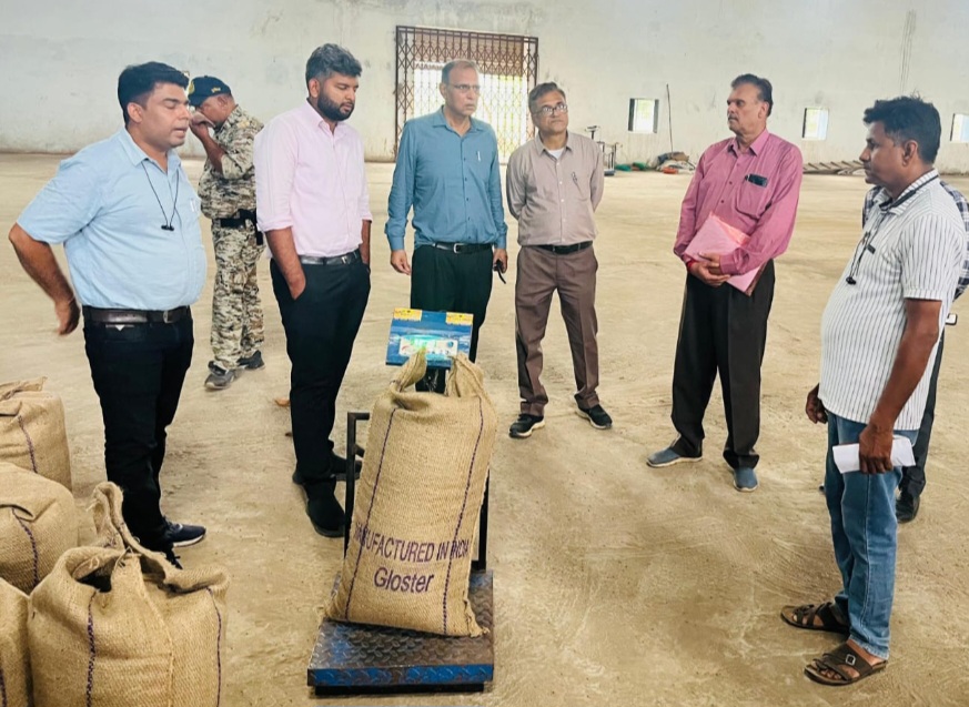 मुख्य कार्यपालन अधिकारी जिला पंचायत, उपसंचालक कृषि के साथ आए दल ने मूंग उपार्जन केंद्रों का किया निरीक्षण