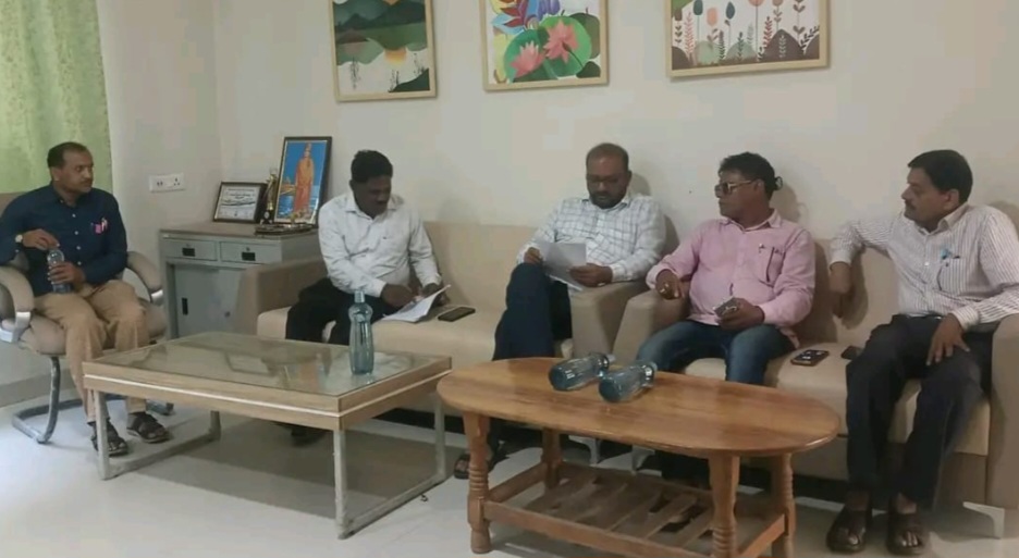 शासकीय सांदीपनि उच्च माध्यमिक विद्यालय का निरीक्षण, विद्यार्थियों को बेहतर सुविधाएं उपलब्ध कराने की पहल, नगर पालिका अध्यक्ष रितेश ‘रिंकू’ जैन ने शिक्षा को बताया उज्ज्वल भविष्य का आधार, 430 डेस्क-कुर्सियां उपलब्ध कराने का आश्वासन