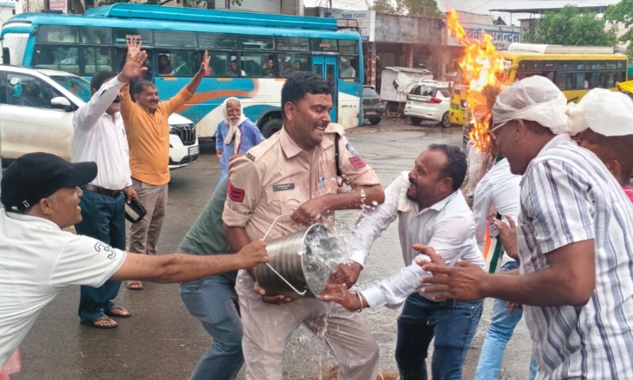 नगर कांग्रेस कमेटी ने मूंग की शत प्रतिशत खरीदी के लिए सरकार का पुतला दहन किया
