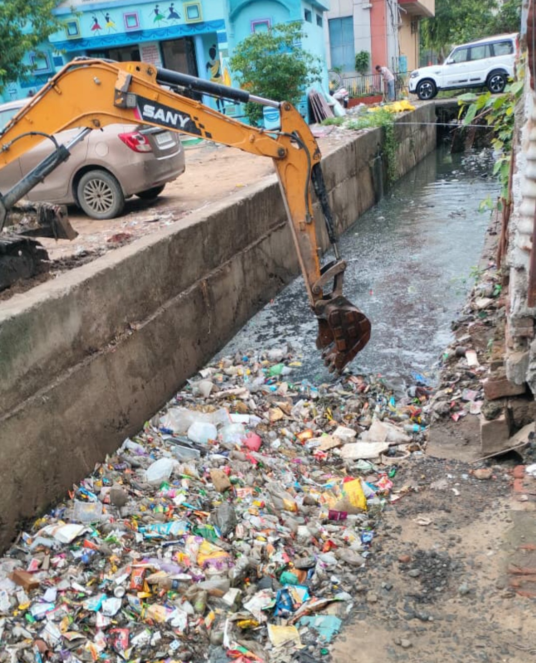 बाजार क्षेत्र में चला विशेष स्वच्छता अभियान, नालों ने उगले प्लास्टिक की सामग्री, पालिथिन और थर्माकोल, चैम्बर ओपन किए, फिर कराई सफाई