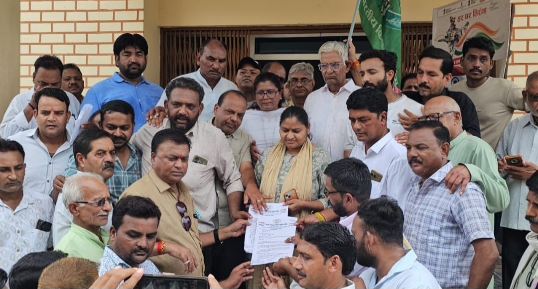 किसानों की मूंग खरीदी के संबंध में केंद्रीय कृषि मंत्री के नाम किसान कांग्रेस जिला अध्यक्ष के नेतृत्व में सौंपा ज्ञापन