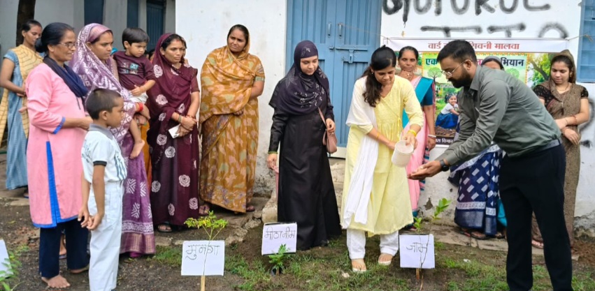 ‘एक पेड़ बेटी के नाम’ अभियान के तहत हुआ वृक्षारोपण, एसडीएम ने किया आंगनबाड़ी केंद्र का निरीक्षण, बेटी बचाओ-बेटी पढ़ाओ योजना के अंतर्गत महिलाओं को बेटियों के सम्मान और पर्यावरण संरक्षण का दिया संदेश