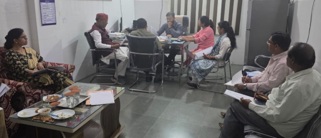 एस.डी.एम. की अध्यक्षता में रोगी कल्याण समिति की कार्यकारिणी बैठक संपन्न, एम्बुलेंस, एक्स-रे मशीन, पैथोलॉजी लैब, शेड व बैठक व्यवस्था सहित मातृ-शिशु वार्ड के सौंदर्यीकरण तथा मौसमी बीमारियों से बचाव के प्रचार-प्रसार पर दिया गया विशेष जोर