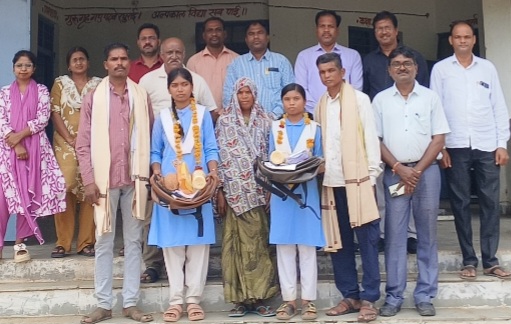 संस्था में प्रथम स्थान प्राप्त करने पर पालकों को किया सम्मानित प्राचार्य ने दो बालिकाओं को प्रदान की शैक्षणिक सामग्री
