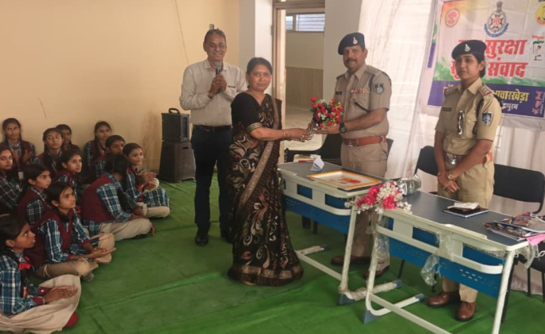 सांदीपनि विद्यालय, पवारखेड़ा में “युवा सृजन संवाद” कार्यक्रम आयोजित — विद्यार्थियों को अधिकार, कर्तव्य, कानून एवं साइबर सुरक्षा के प्रति किया गया जागरूक, अगले चरण में विद्यार्थियों को कराया जाएगा थाना एवं पुलिस कंट्रोल रूम का भ्रमण, जानेंगे डायल-112 एवं “सेफ सिटी” व्यवस्था की कार्यप्रणाली