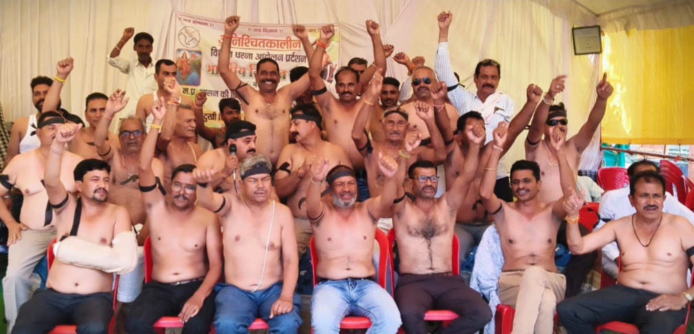 भारतीय किसान संघ का अनिश्चितकालीन आंदोलन, अर्धनग्न होकर काली पट्टी बांधी