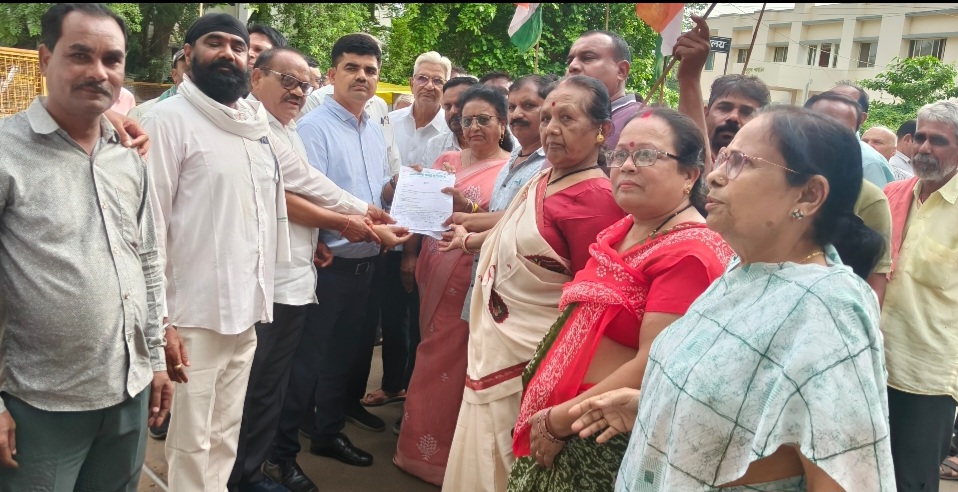 नगर पालिका में करोड़ो रूपये के गबन एवं आवास योजना में हुए भ्रष्टाचार की निष्पक्ष जाँच की मांग को लेकर नगर कांग्रेस ने सौंपा ज्ञापन