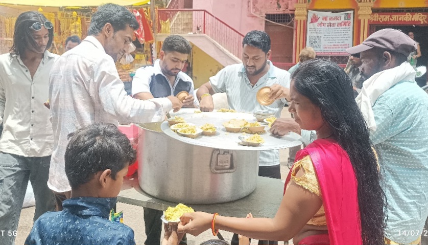 माँ नर्मदा भोग सेवा समिति ने आषाढ़ माह की कृष्ण पक्ष की अमावस्या पर किया खिचड़ी प्रसादी का वितरण