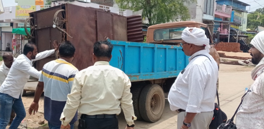 नपा के अतिक्रमण दल ने की कार्रवाई, गंदगी करने पर लगाया 38 सौ का जुर्माना