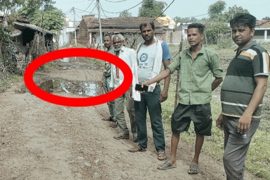 सड़क नहीं, कीचड़ से होकर स्कूल जाने को मजबूर बच्चे, महुआढाना पंचायत के ढाड़ीवाड़ा में बारिश ने बढ़ाई ग्रामीणों की मुश्किलें, सड़क निर्माण की उठी मांग
