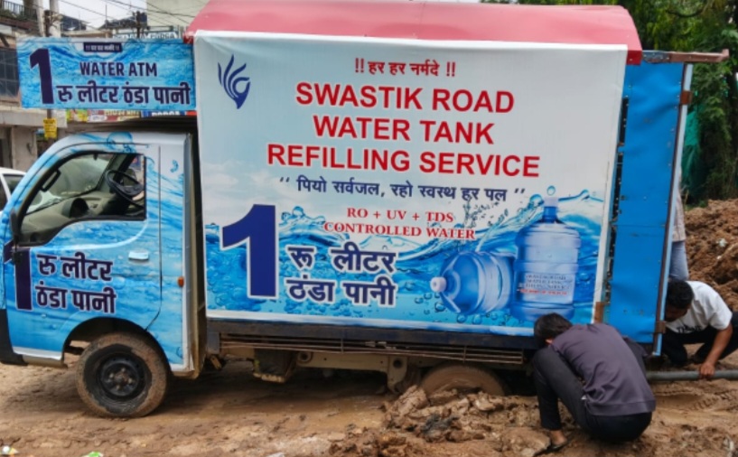 सीवरेज पाइप लाइन की खुदाई के बाद, गढ्ढ़ों की भराई ढंग से नहीं करने से वाहन हो रहे दुर्घटनाग्रस्त