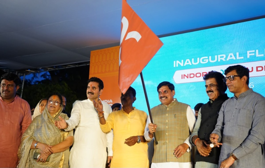 इंदौर से आबू धाबी अब सिर्फ सवा तीन घंटे की दूरी पर, पर्यटन को नए पंख लगाएगी यह हवाई सेवा – मुख्यमंत्री डॉ. यादव, इंदौर एयरपोर्ट से प्रदेश की पहली अंतर्राष्ट्रीय उड़ान का शुभारंभ, मुख्यमंत्री डॉ. यादव ने झंडी दिखाकर डायरेक्ट इंटरनेशनल फ्लाइट को किया रवाना