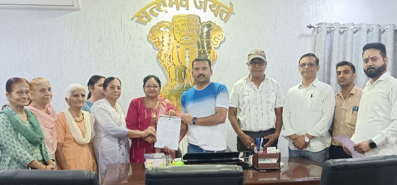 आवारा पशुओं एवं आवारा कुत्तों के आतंक से परेशान वार्ड वासियों की समस्याओं के लिए ज्ञापन दिया