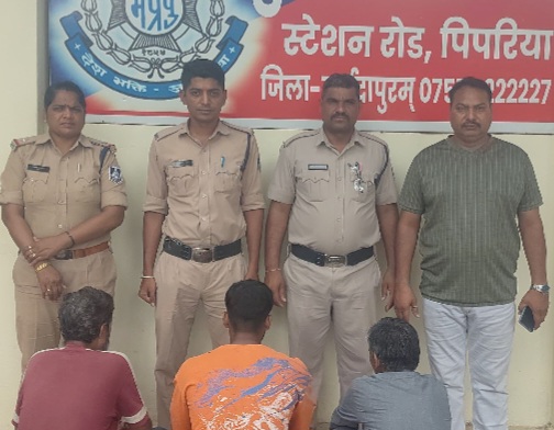 सट्टा खाईबाज़ सहित उसके दो गुर्गे गिरफ्तार, नगदी सहित सट्टा सामग्री जब्त, 10 लीटर अवैध कच्ची शराब जब्त