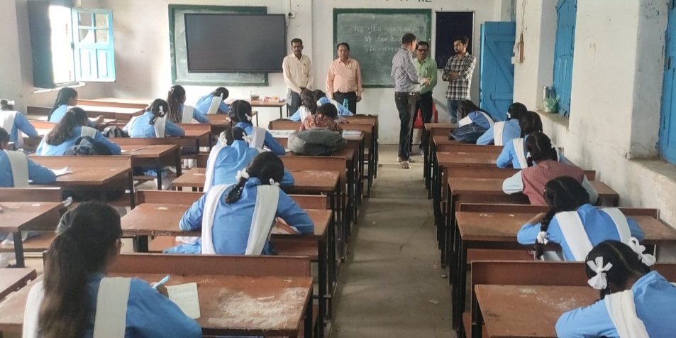 “मेरे जीवन में गुरु का महत्व” का छात्राओं द्वारा लेखन एवं वाचन किया गया
