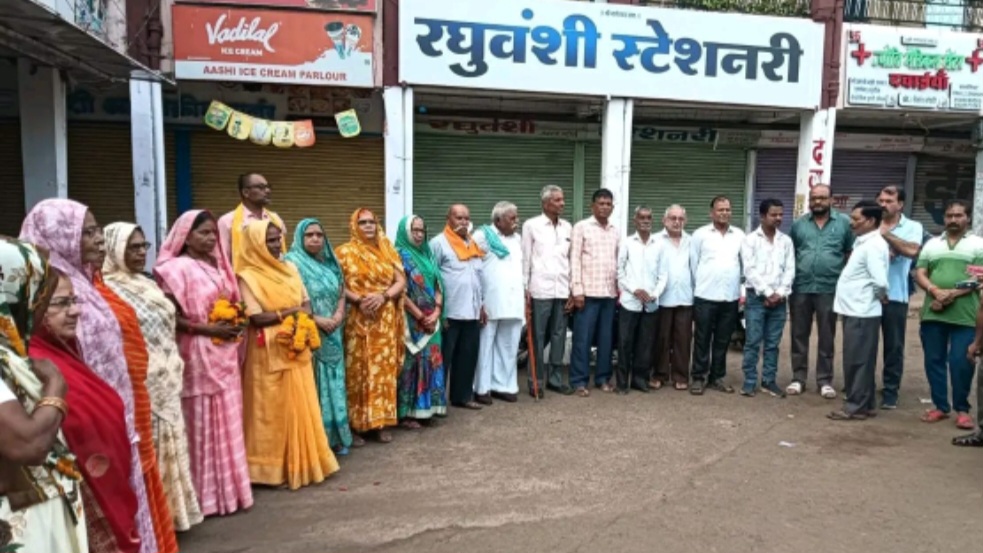 मुख्यमंत्री तीर्थ दर्शन योजना के अंतर्गत 18 श्रद्धालु हरिद्वार-ऋषिकेश के लिए रवाना, नगर पालिका परिषद सिवनी मालवा से श्रद्धालुओं को जनप्रतिनिधियों एवं अधिकारियों ने दी शुभकामनाओं के साथ विदाई