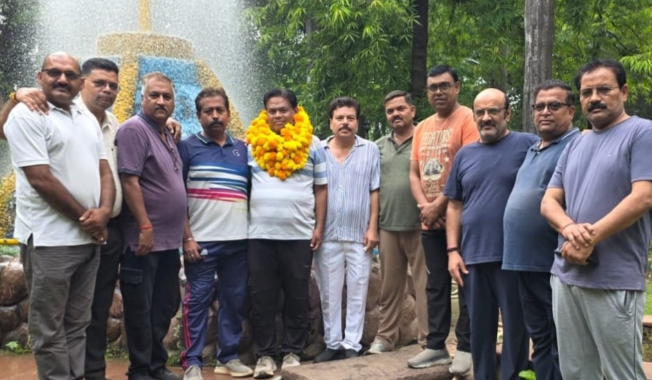 अधिवक्ता अनुपम दुबे के जिला अधिवक्ता संघ में सचिव बनने पर मॉर्निंग ग्रुप ने किया सम्मान