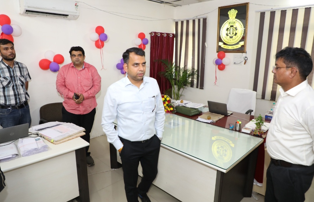 परिवहन विभाग के सभी कार्य ऑनलाइन पोर्टल के माध्यम से ही किए जाएं – कलेक्टर सोमेश मिश्रा, कलेक्टर ने क्षेत्रीय परिवहन कार्यालय का किया निरीक्षण, व्यवस्थाओं का लिया जायजा एवं उपभोक्ताओं से की चर्चा