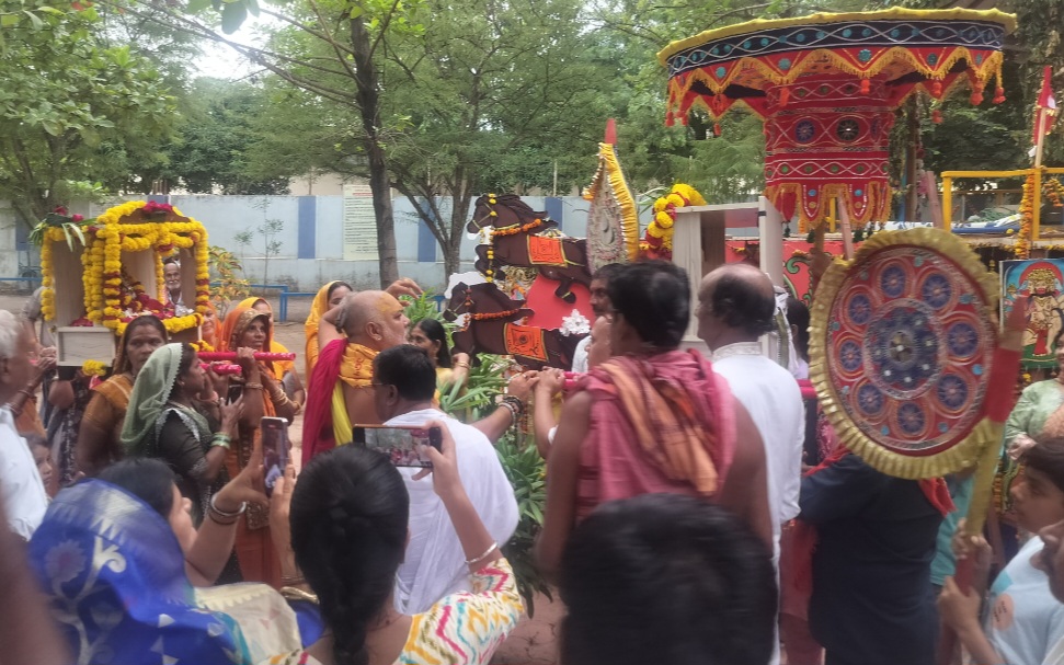 भगवान को मनाने पहुंची मां लक्ष्मी, आगवानी करने पहुंचे मदन मोहन