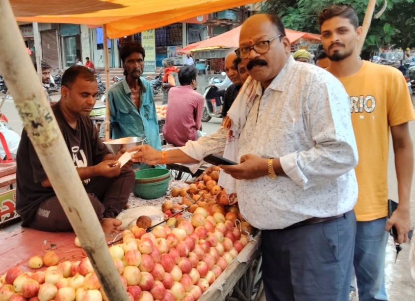 एक ओर नपा की अतिक्रमण मुहिम जारी, दूसरी और कई अवैध गुमठियों रखी हुई है, उनकों चिन्हित कर उन पर भी कार्रवाई होना चाहिए, सतरस्ते पर मार्ग अवरूद्ध करने वाले फल सब्जी विक्रेताओं पर किया जुर्माना