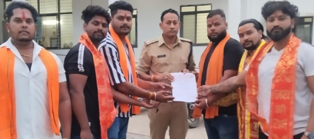 राष्ट्रीय बजरंग दल ने गौ माता को टक्कर मारने वाले अज्ञात वाहन चालक पर सख्त कार्रवाई की मांग को लेकर सौंपा ज्ञापन