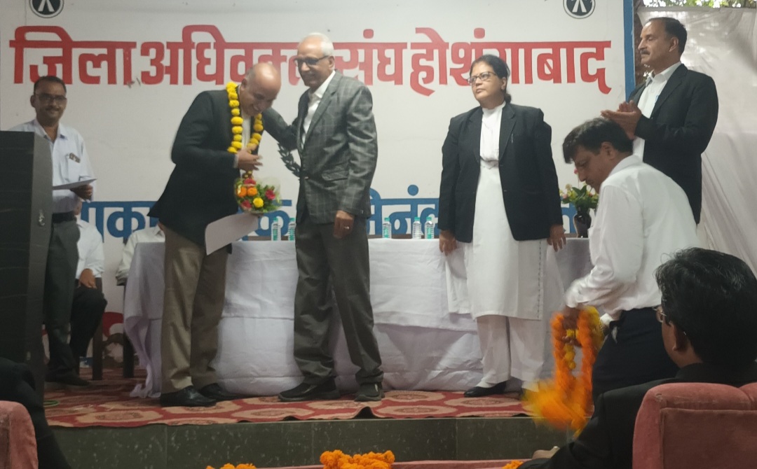 जिला अधिवक्ता संघ नर्मदापुरम के चुनाव परिणाम की घोषणा हुई , नवीन कार्यकारिणी की विजय का जुलुस न्यायालय परिसर के पास से निकाला गया