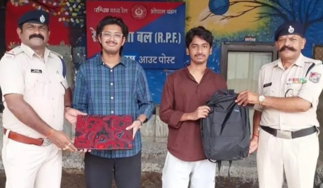 ऑपरेशन अमानत के तहत ट्रेन में छुटे बैग को आरपीएफ ने बरामद किया, यात्री का 2.21 लाख का सामान सुरक्षित लौटाया