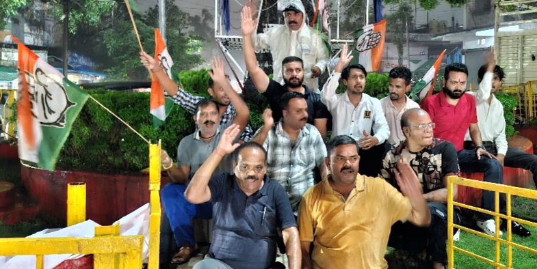 “लाठी चार्ज के विरोध में, पीएम आवास के सामने धरने पर बैठे” छात्रों के समर्थन में नगर कांग्रेस ने तेज बारिश में भीगते हुए धरना प्रदर्शन किया