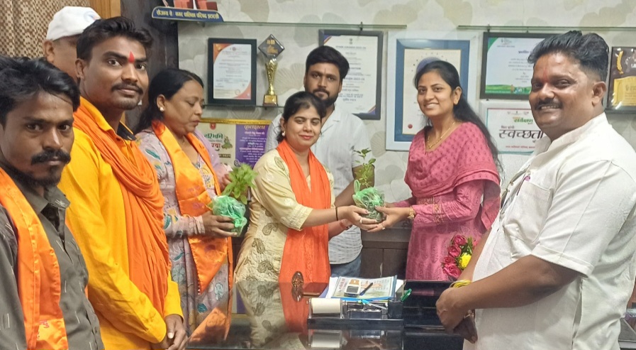 वार्ड क्रमांक 2 में नालियों पर अतिक्रमण हटाने की मांग को लेकर अखिल भारत हिन्दू महासभा ने सौंपा ज्ञापन