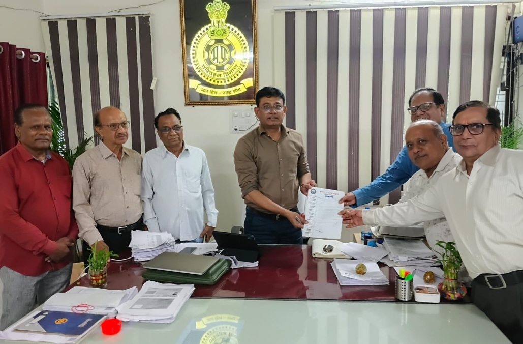 वरिष्ठ नागरिक समिति ने की आरटीओ से मुलाकात, बताईं समस्याएं