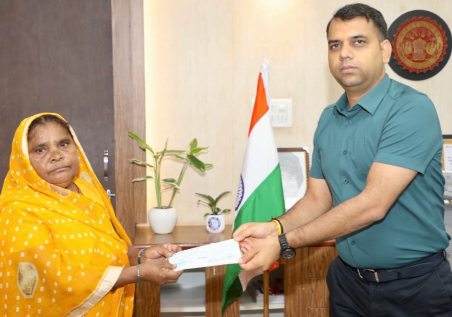 आर्थिक संकट से जूझ रही महिला को कलेक्टर सोमेश मिश्रा ने रेड क्रॉस के माध्यम से उपलब्ध कराई सहायता