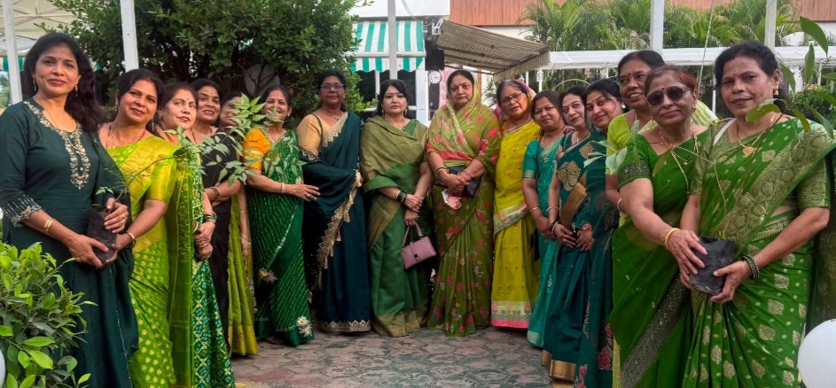 फेंन्ड्रस क्लब की सदस्यों ने हरी हरी साड़ी पहन कर मनाया हरियाली उत्सव, ताकि इस धरा को भी हरा भरा कर सकें