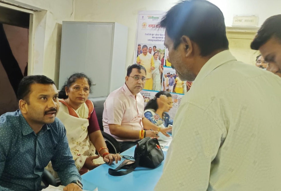 मुख्य नगरपालिका अधिकारी वैभव देशमुख ने की जनसुनवाई, जल भराव की समस्या से मिली निजात, घूड़ा होगा साफ, दिवाल पर होगी मनभावन चित्रकारी