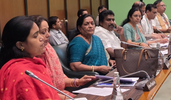 पीएम-ई बस सेवा योजना की प्रगति की समीक्षा, स्थायी समिति की बैठक में शामिल हुईं सांसद माया नारोलिया, पीएम-ई बस सेवा योजना का उद्देश्य शहरी क्षेत्रों में प्रदूषण-मुक्त, आधुनिक और सुलभ सार्वजनिक परिवहन व्यवस्था उपलब्ध कराना राज्यसभा सांसद माया नारोलिया