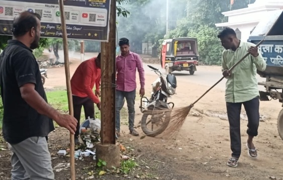 नपा द्वारा शनिवार को समूचे नगर में चलाया विशेष स्वच्छता अभियान सड़कों, गली और खाली प्लाटों से निकाला कचरा, अब कचरा फैंकने वालों पर होगा जुर्माना