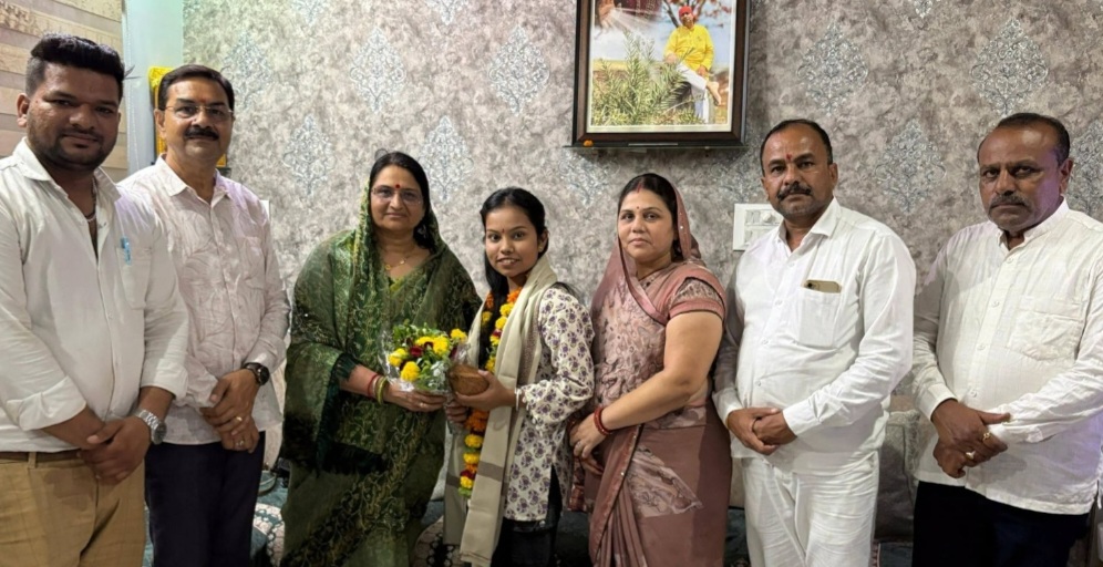 प्रिया बड़कुर की सफलता जिले की बेटियों के लिए प्रेरणा, मेहनत और संकल्प से हर लक्ष्य संभव – प्रीति शुक्ला, NEET-UG 2026 में रावनपीपल की प्रिया ने हासिल किए 682 अंक, ऑल इंडिया रैंक 1505; भाजपा जिलाध्यक्ष ने घर पहुंचकर किया सम्मान